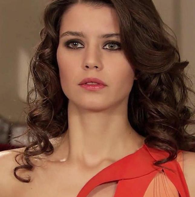 Beren Saat Saç Rengi