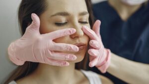 Rinoplasti (Burun Estetiği) Ameliyatına Dair Merak Edilenler